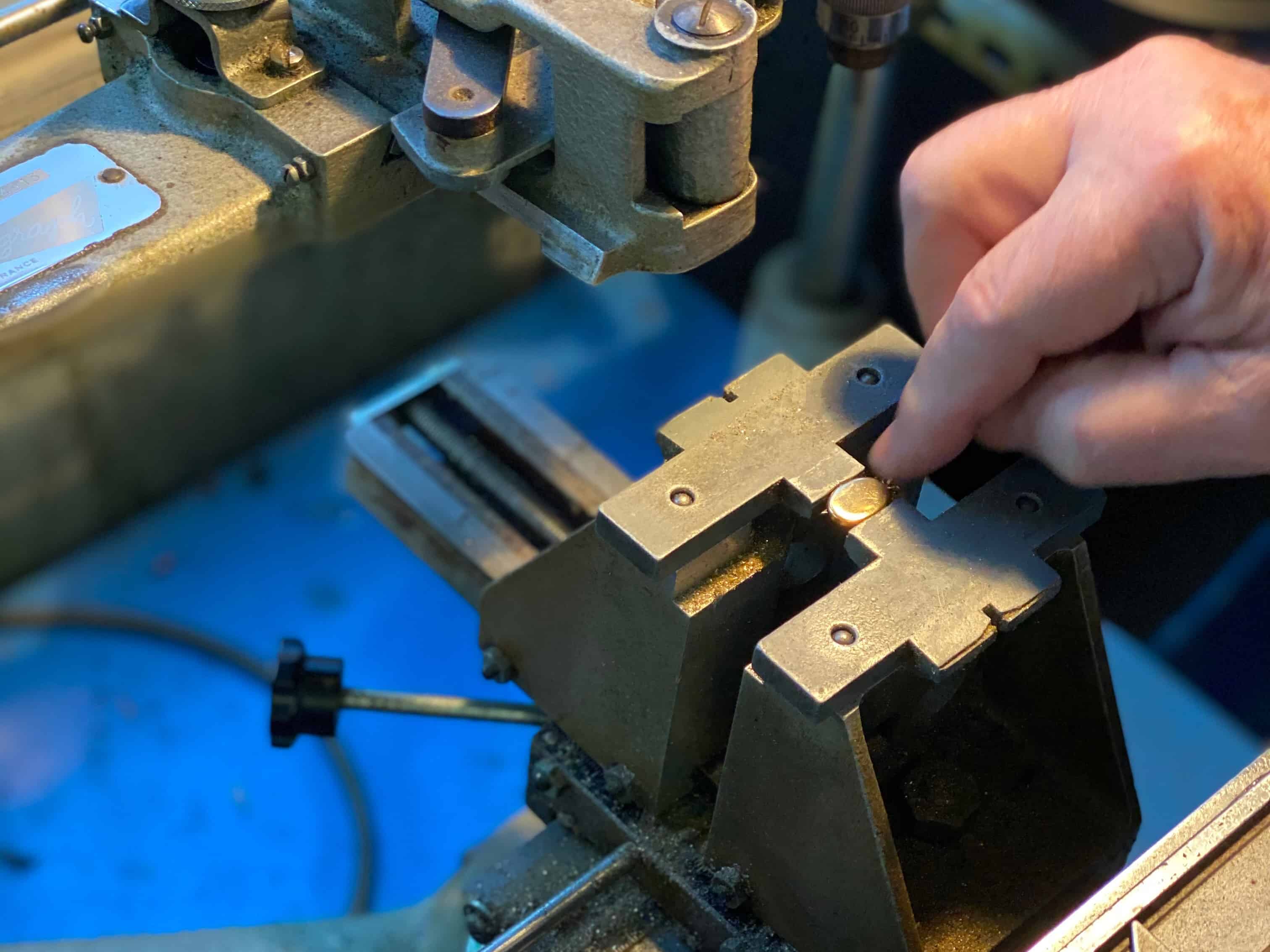 Photo d'une gravure, réparation de bijoux lille. 